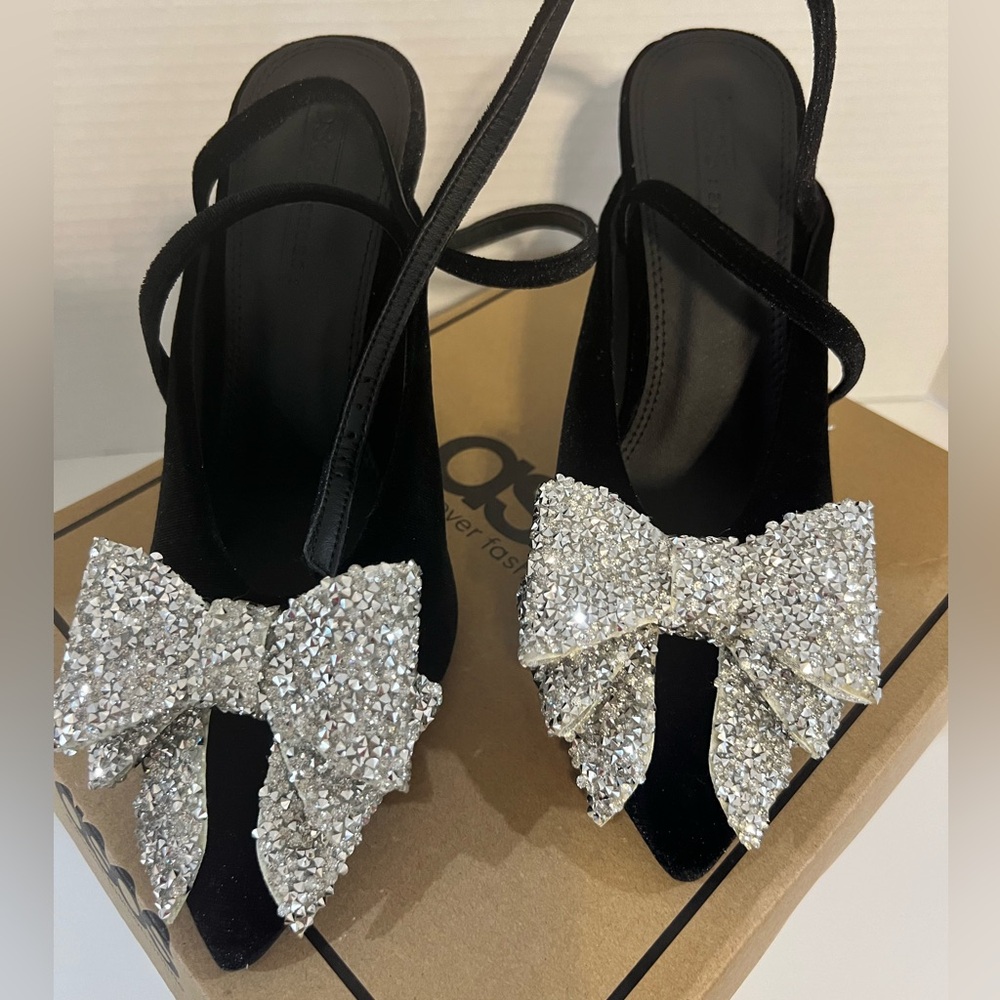 ASOS Velvet heeled mule!! Never worn- gorgeous bows on top! Size 7